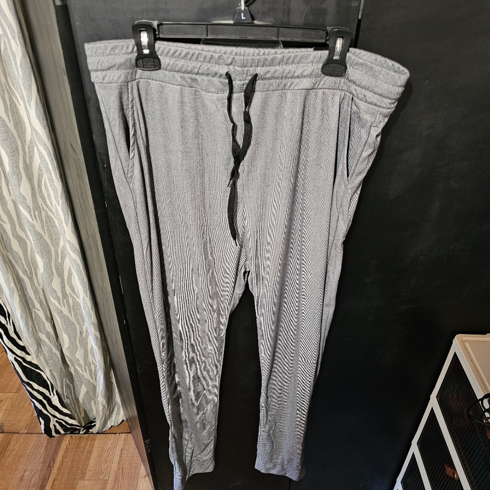 🆕️‼️NWT Womens Size 2X Gray Striped HL Joggers